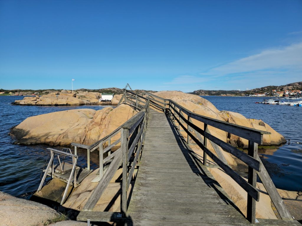 Wooden footbridge crossing granite rocks at Badholmarna islands.